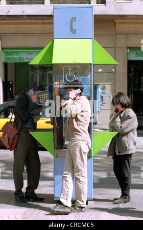 Spanien, Barcelona, Telefonzellen der spanischen Telefongesellschaft Telefónica Stockfoto