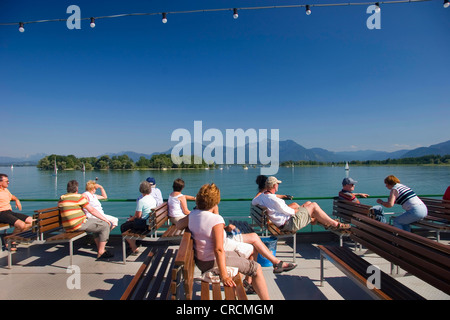 Blick von einem Ausflugsschiff auf der Insel Krautinsel in See Chiemsee, Deutschland, Bayern Stockfoto