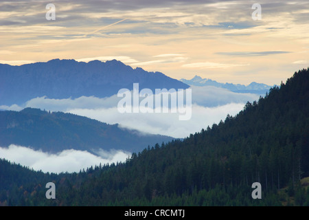 Nebel im Tal zwischen den Bergen, Deutschland, Bayern, Brannenburg Stockfoto