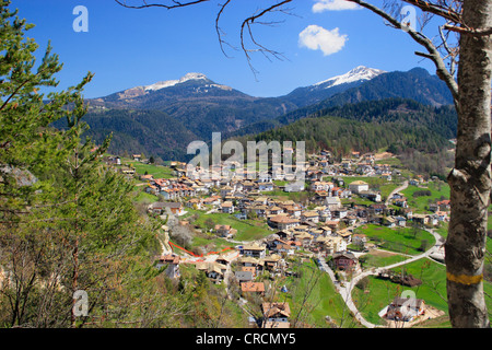 Blick auf Truden im Naturpark Trudner Horn-Suedtirol, mit den Bergen Weißhorn und Schwarzhorn im Hintergrund, Italien, Suedtirol, Truden Stockfoto