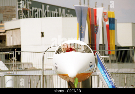 Mädchen in einem Modellflugzeug auf dem Flughafen Frankfurt / Main Stockfoto