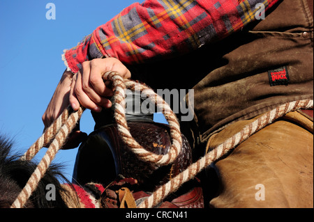 Cowboy sitzen im Sattel mit einer saddlehorn Stockfoto