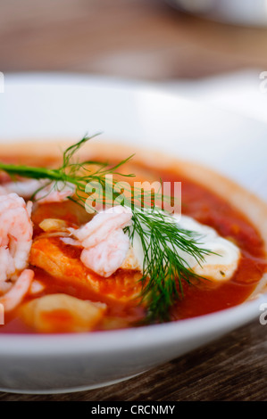 Typisches Gericht der baltischen Länder: Fischsuppe mit Tomaten-Aioli-Sauce. Geringe Schärfentiefe Stockfoto