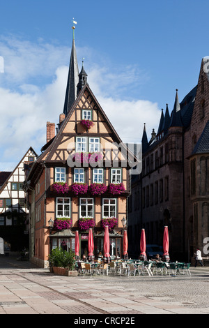 Boulevard Cafe auf dem historischen Marktplatz in der Altstadt von Quedlinburg, UNESCO-Weltkulturerbe Stockfoto