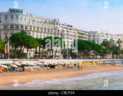 La Croisette Beach und the Ritz-Carlton-Hotel in Cannes, Frankreich Stockfoto