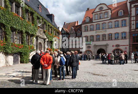 Quedlinburg-Marktplatz mit Rathaus und Touristengruppen, UNESCO-Weltkulturerbe, östlichen Harz, Sachsen-Anhalt Stockfoto