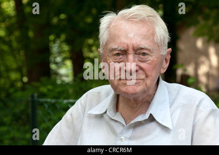 Porträt eines freundlichen alten Mann, 88 Jahre, weißes Haar, im Garten, Pflegeheim, Seniorenheim, Berlin, Deutschland, Europa Stockfoto