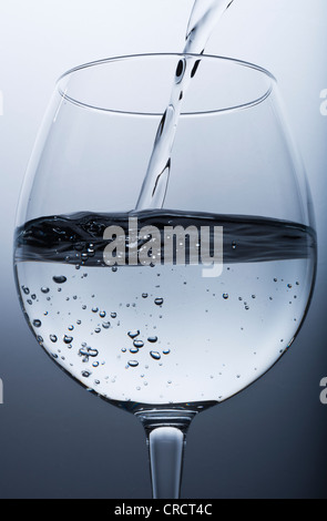 Cristal Glas mit Mineralwasser. Stockfoto