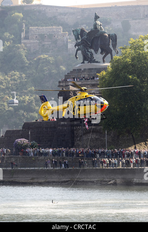 Übung auf dem Wasser mit ADAC Rettungshubschrauber "Christoph 23", Eurocopter EC 135, Koblenz, Rheinland-Pfalz zu retten Stockfoto