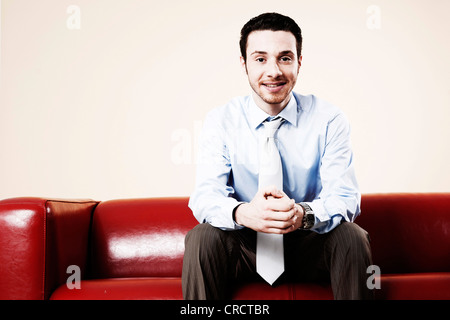 Junger Mann auf sofa Stockfoto
