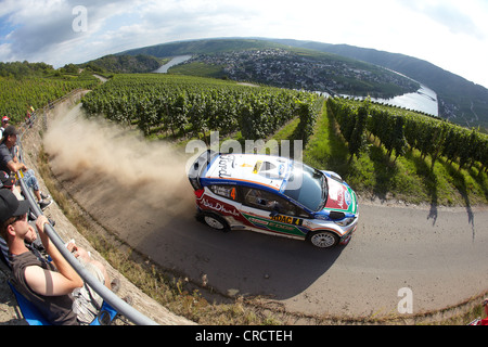 Fahrer Jari-Matti Latvala und Co-Pilot Mika Anttila aus Finnland konkurrieren in der ADAC-Rallye Deutschland, Deutschland Rallye, in Stockfoto