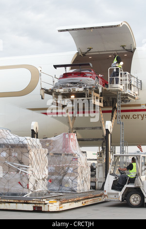 Laden von einem Mercedes SLS auf eine Boeing 777 Frachtmaschine am Flughafen Frankfurt-Hahn, Lautzenhausen, Rheinland-Pfalz Stockfoto