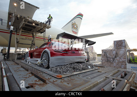 Laden von einem Mercedes SLS auf eine Boeing 777 Frachtmaschine am Flughafen Frankfurt-Hahn, Lautzenhausen, Rheinland-Pfalz Stockfoto