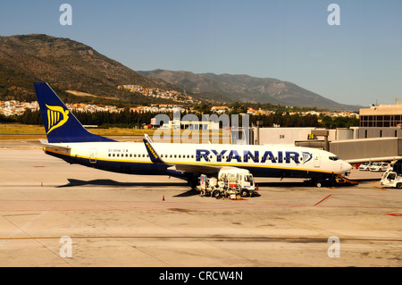 Ryanair Boeing 737-800 (EI-DHW) an das terminal, Flughafen Malaga, Malaga, Andalusien, Spanien, Westeuropa abgestellt. Stockfoto