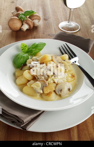 Kartoffel-Gnocchi mit Pilzen in Sahnesauce Stockfoto