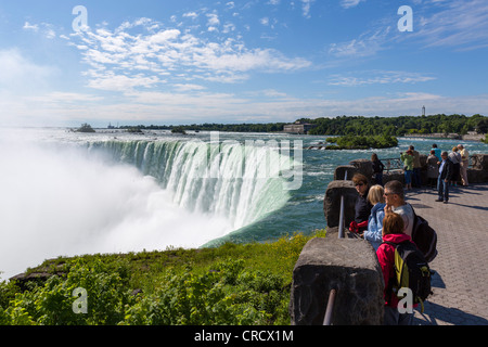 Touristen, die Anzeigen von den Horseshoe Falls von der kanadischen Seite, Niagara Falls, Ontario, Kanada Stockfoto