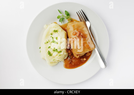 Krautwickel mit Speck Sauce, Kartoffelpüree Stockfoto