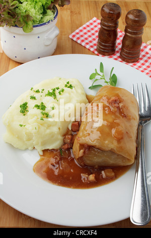 Krautwickel mit Speck Sauce, Kartoffelpüree Stockfoto