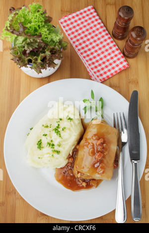 Krautwickel mit Speck Sauce, Kartoffelpüree Stockfoto