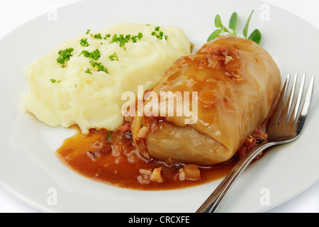 Krautwickel mit Speck Sauce, Kartoffelpüree Stockfoto