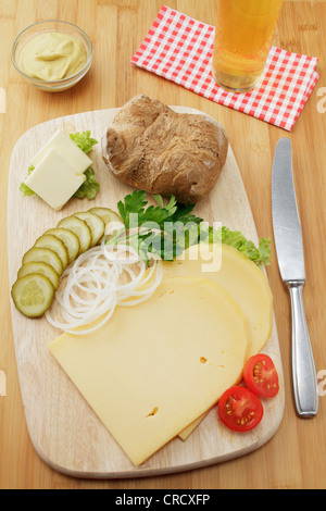 Kölner Spezialität Halver Hahn, Roggenbrot mit Mittel-Alter Gouda Käse, Gurken, Senf und Zwiebeln Scheiben Stockfoto