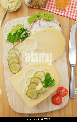 Kölner Spezialität Halver Hahn, Roggenbrot mit Mittel-Alter Gouda Käse, Gurken, Senf und Zwiebeln Scheiben Stockfoto