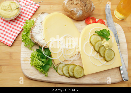 Kölner Spezialität Halver Hahn, Roggenbrot mit Mittel-Alter Gouda Käse, Gurken, Senf und Zwiebeln Scheiben Stockfoto