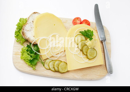 Kölner Spezialität Halver Hahn, Roggenbrot mit Mittel-Alter Gouda Käse, Gurken, Senf und Zwiebeln Scheiben Stockfoto