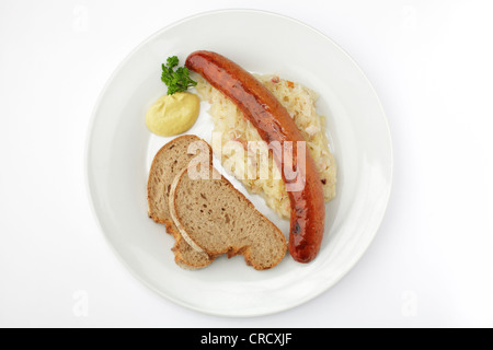 Krakowska geräucherte polnische Chorizo auf Sauerkraut, knusprigem Brot und Senf Stockfoto