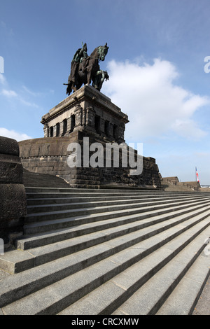 Die Landzunge Deutsches Eck mit dem Reiterstandbild von Kaiser Wilhelm, Koblenz, Rheinland-Pfalz, Deutschland, Europa Stockfoto