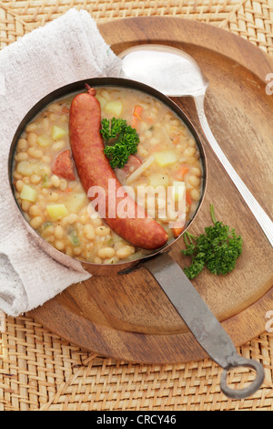 Eintopf aus weißen Bohnen mit geräucherter Wurst Stockfoto