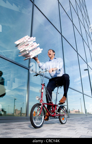 Mann mit Pizzakartons auf Fahrrad Stockfoto