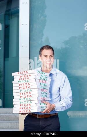 Mann mit Pizzakartons Stockfoto