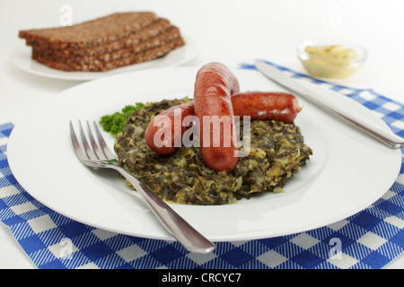 Mettwurst geräuchert Würstchen auf Grünkohl mit Senf und Brot Stockfoto