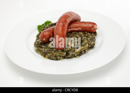 Mettwurst geräuchert Würstchen auf Grünkohl Stockfoto