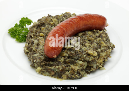 Mettwurst geräuchert Wurst auf Grünkohl Stockfoto