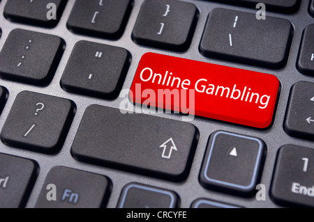 Online- oder Internet-Glücksspiel-Konzepte mit Nachricht auf der Tastatur einzugeben. Stockfoto