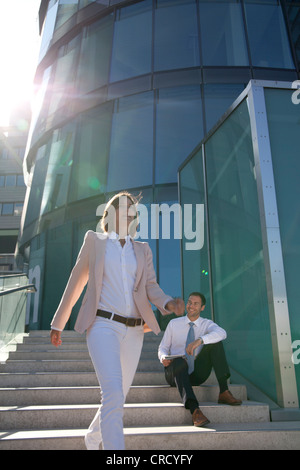 Lächelnd, Geschäftsmann und Geschäftsfrau auf Treppe Stockfoto