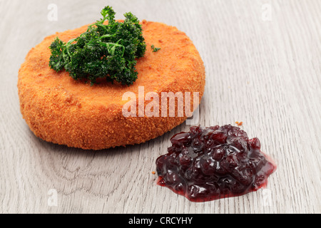 Gebackener Camembert mit Preiselbeeren und Petersilie Stockfoto