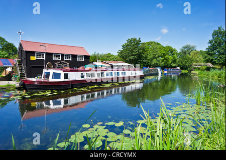 Schmale Boot oder Schiff auf dem Erewash Canal bei Sawley in der Nähe von Long Eaton, Derbyshire, England, GB, UK, EU, Europa Stockfoto