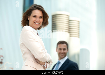 Zuversichtlich, Geschäftsfrau und Geschäftsmann im freien Stockfoto