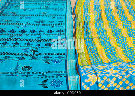 Bunten Sari (traditionelle Inderin Tuch) auf die Ghat in Varanasi, Uttar Pradesh, Indien Stockfoto