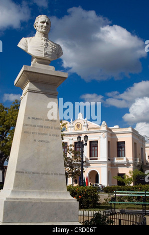 Denkmal von Ramon Maria de Labra, mit dem Teatro Tomas Terry im Park Jose Martin, Kuba, Cienfuegos Stockfoto