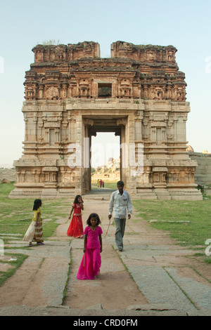 Antike Ruinen, Hampi, Indien, Familienausflug, Indisch, Kleid Stockfoto