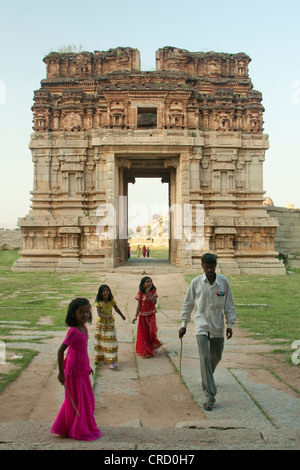 Antike Ruinen, Hampi, Indien, Familienausflug, Indisch, Kleid Stockfoto