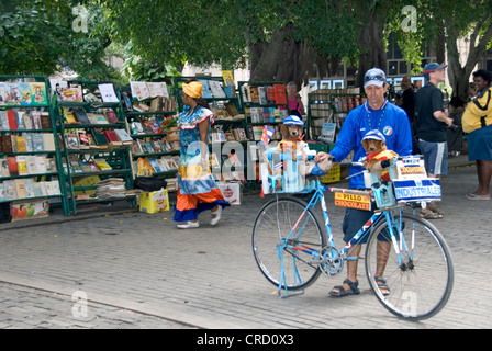 Hunde auf einem Fahrrad an der Plaza de Armas, Kuba, Karibik, La Habana Stockfoto