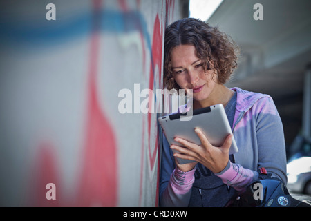 Frau mit Helm und ipad Stockfoto
