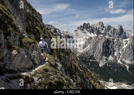 Frau, Wandern in den Dolomiten, Südtirol, Italien Stockfoto