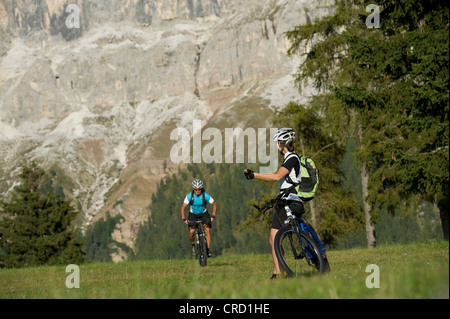 Zwei Mountainbiker in den Dolomiten, Südtirol, Italien Stockfoto