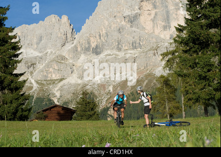 Zwei Mountainbiker in den Dolomiten, Südtirol, Italien Stockfoto